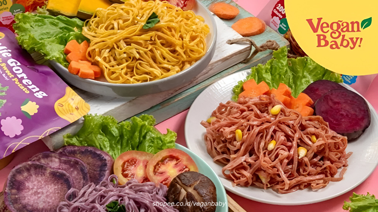 Gambar beberapa piring berisi mie goreng vegan warna-warni dari Vegan Baby