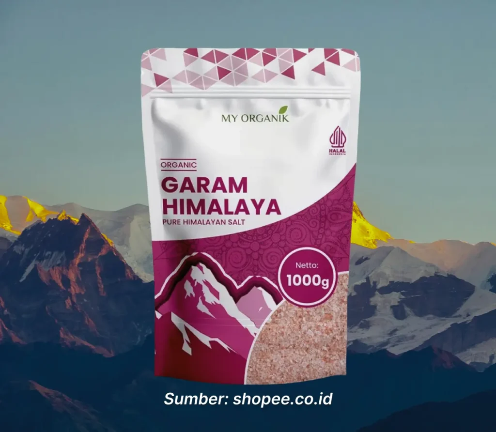 Produk garam himalaya 1 kg dari My Organik dengan latar belakang gambargunung Himalaya dari unsplash.com/@mamunsrizon