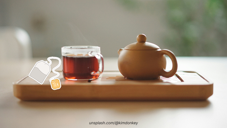 Secangkir teh dan pocinya di atas tatakan. Featured image untuk TEMA Tea dan plavourpul